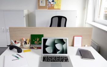 Werkplekken met laptop