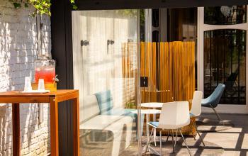 Kantoor te huur op Priester Cuypersstraat / Rue Abbé Cuypers 3, Brussel Etterbeek, met stijlvolle zithoek en lichtinval.