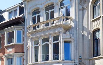 Kantoorruimte te huur aan Priester Cuypersstraat / Rue Abbé Cuypers 3 in Brussel Etterbeek, elegant historisch gebouw met grote ramen en smeedijzeren toegangspoort.