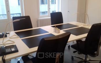 net kantoor met werkplekken