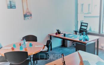 Kantoorruimte te huur op Meeûssquare / Square de Meeûs 38-40, in Brussel Europese Wijk, met werktafels, stoelen en bureaumateriaal, uitzicht op de stad door grote ramen.