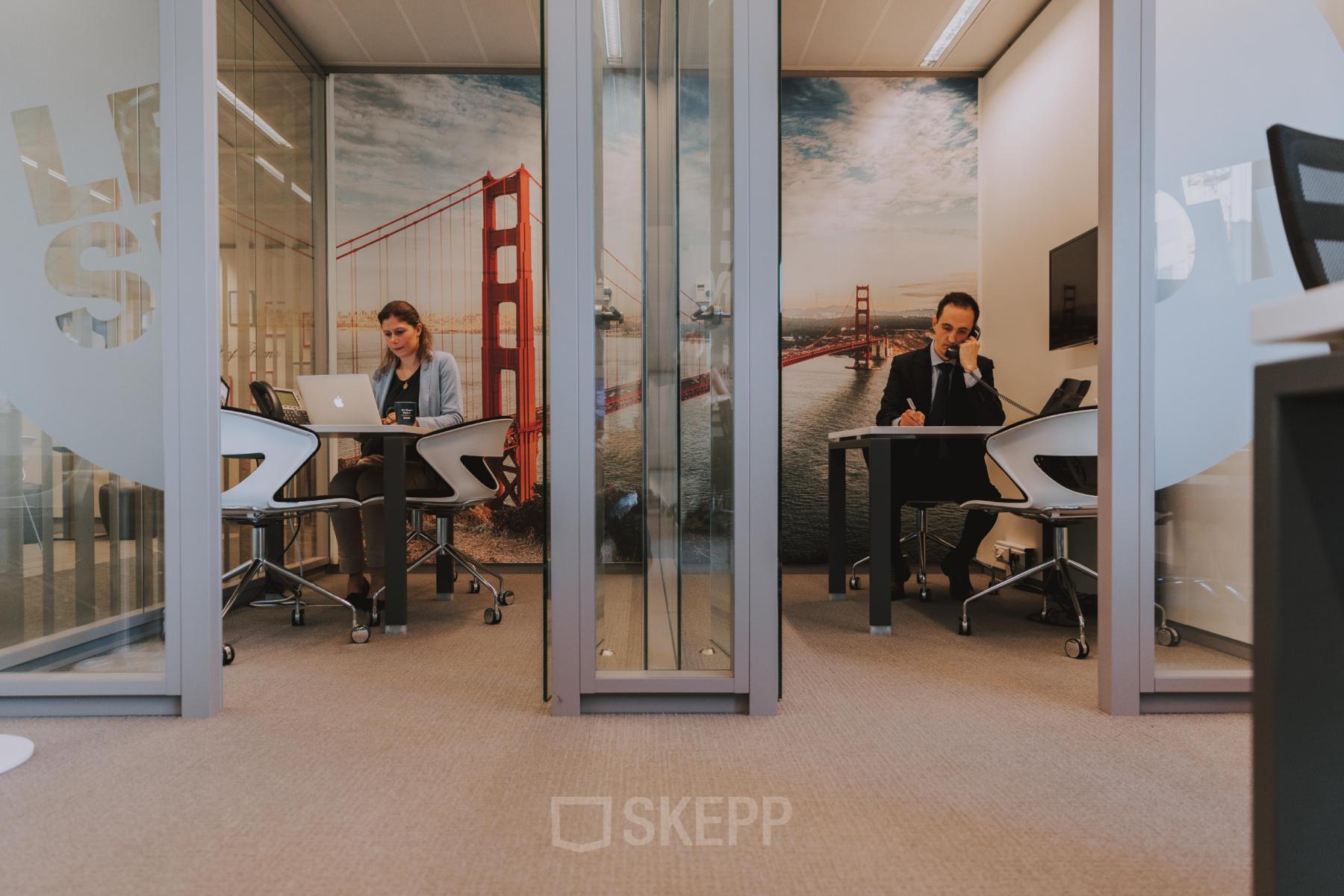 Zakelijke kantoorruimte te huur in Brussel Europese Wijk, Meeûssquare/Square de Meeûs 38-40, met medewerkers aan het werk aan bureaus.