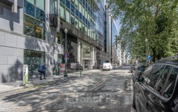 Exterieur van het kantoor te huur op Meeûssquare / Square de Meeûs 37 in de Europese Wijk, Brussel.