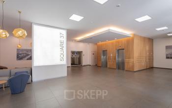 Kantoorruimte te huur in Meeûssquare 37, Brussel Europese Wijk, met moderne entree en liften.