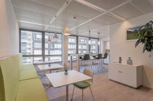 Licht en modern kantoor te huur op Meeûssquare 37 in de Europese Wijk van Brussel met grote ramen en comfortabele zitplaatsen.