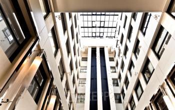 binnenkant kantoorruimte brussel atrium