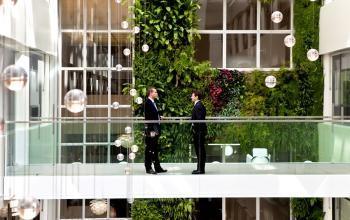 brug tussen kantoren in europese wijk brussel