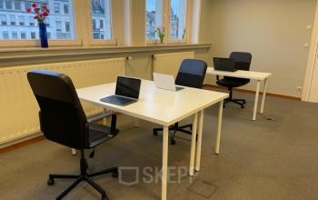 Kantoorruimte te huur op Avenue Palmerston 3, Brussel Europese Wijk, met drie werkplekken, inclusief bureaus en stoelen, met uitzicht op de stad.