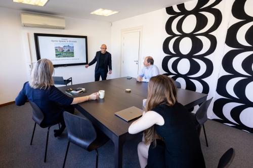 Vergaderruimte in een kantoor te huur aan Avenue Palmerston 3, Brussel Europese Wijk; personen bezig met een zakelijke bespreking rond een grote tafel.