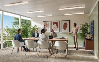 Vergaderzaal in kantoor te huur op Avenue Louise 149, met mensen in een zakelijke bijeenkomst, natuurlijk licht en moderne afwerking. Comfortabele stoelen en decoratieve kunst aan de muur.