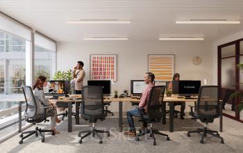 Kantoorruimte te huur in de Europese Wijk, Brussel, met moderne werkplekken en grote ramen die veel natuurlijk licht binnenlaten. Ideaal voor zakelijke professionals op zoek naar een inspirerende omgeving om te werken.