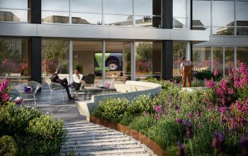 Moderne kantoorruimte te huur aan de Avenue Louise in Brussel, met een prachtige buitenruimte waar mensen genieten van de tuin en ontspannen op stijlvolle stoelen.