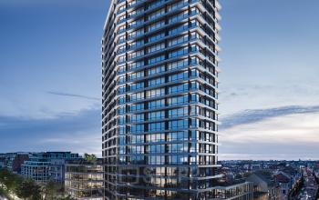 Modern kantoorgebouw aan Avenue Louise 149 in Brussel Europese Wijk, beschikbaar voor kantoorruimte te huur. Eigentijdse architectuur met ruime glazen gevel en levendige omgeving.