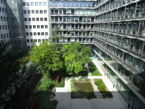 Binnenplaats van kantoor te huur op Kunstlaan / Avenue des Arts 56 in Brussel Europese Wijk, met veel groen en omliggende kantoorruimtes.