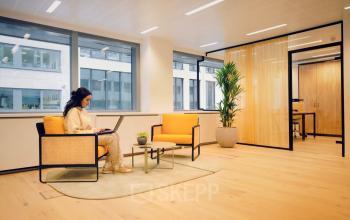 Kantoorruimte te huur op Meeûssquare / Square de Meeûs 35 in Brussel Europese Wijk, met moderne inrichting, groot raam en stijlvolle meubels.