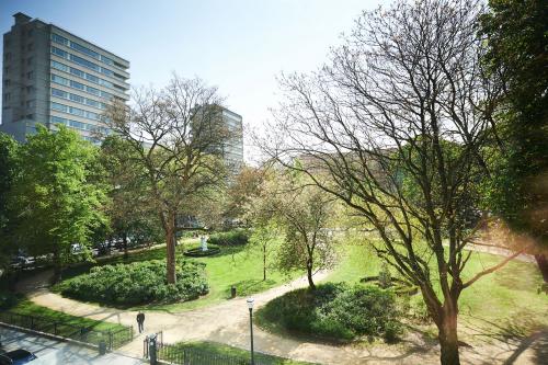 Kantoorruimte te huur aan Meeûssquare / Square de Meeûs 35, met uitzicht op een park, centraal gelegen in de Brusselse Europese Wijk.