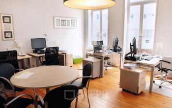 Ruim kantoor met werkplekken