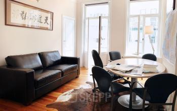 Kantoor met een bank en stoelen