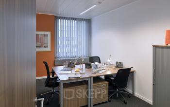 Mooie kantoorruimte te huur op Place Marcel Broodthaers 8 in Brussel Zuid, met moderne bureaus, stoelen, en werkstations. Ideaal voor professionals die een kantoorruimte willen huren.