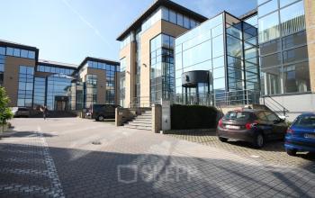 Kantoorruimte te huur aan Pontbeekstraat 2-4, Dilbeek, met modern exterieur en ruime parkeergelegenheid.