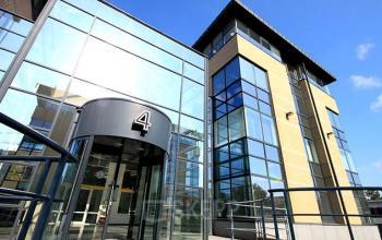 Vooraanzicht van modern kantoorgebouw op Pontbeekstraat 2-4, Dilbeek, Dilbeek. Helder glazen gevel met entree en nummer 4 zichtbaar.