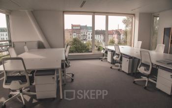 Kantoorruimte te huur op Oktrooiplein 1 in Gent met modern meubilair, grote ramen en natuurlijk licht. De ruimte heeft een prachtig uitzicht over de stad en biedt een professionele werkplek.