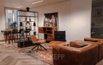 Kantoorruimte te huur aan het Oktrooiplein 1 in Gent, met stijlvolle meubels en een ontspannen sfeer. Ideaal voor zakelijke activiteiten.