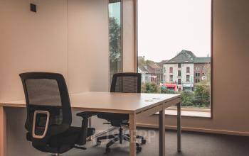 Kantoorruimte te huur aan Oktrooiplein 1, Gent. Voorzien van bureaus en stoelen, grote ramen met uitzicht op de straat.