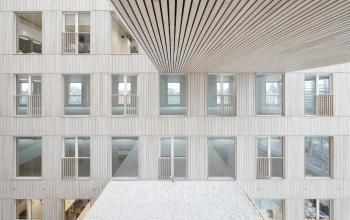 Uitzicht op het moderne kantoorgebouw in Gent, gelegen op Oktrooiplein 1, met grote ramen en een strak ontworpen architectuur. Perfecte kantoorruimte te huur in het hart van Gent.