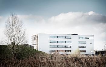 Voorzijde van het business center aan de kerkstraat