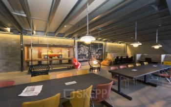 Kantoor te huur op Diamantstraat 8 in Herentals met comfortabele zitplaatsen, elegante tafels en een stijlvolle inrichting. Ideaal voor kantoorruimte huren in een moderne omgeving.