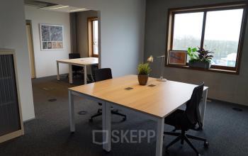 Ruime en lichte kantoorruimte te huur op Diamantstraat 8, Herentals, met grote ramen en twee grote werktafels. Ideaal om flexibel te werken met uitzicht op de omgeving.