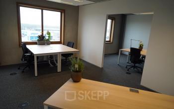 Kantoorruimte te huur in Herentals met uitzicht op de Diamantstraat. Gemeubileerde werkplek met moderne inrichting, veel natuurlijk licht en comfortabele bureaus. Ideaal voor zakelijke activiteiten.