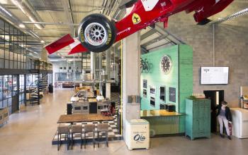 Kantoor te huur op Diamantstraat 8 in Herentals met industriële uitstraling, fietsdecoratie en centrale ontmoetingsruimte. Deze moderne kantoorruimte te huur is voorzien van kleurrijke elementen.