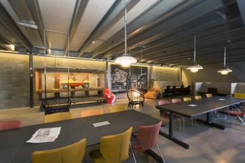 Kantoor te huur op Diamantstraat 8 in Herentals met comfortabele zitplaatsen, elegante tafels en een stijlvolle inrichting. Ideaal voor kantoorruimte huren in een moderne omgeving.