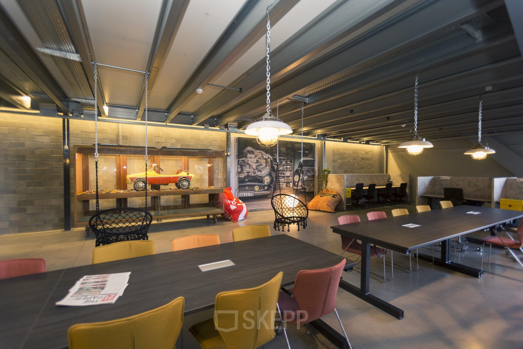 Kantoor te huur op Diamantstraat 8 in Herentals met comfortabele zitplaatsen, elegante tafels en een stijlvolle inrichting. Ideaal voor kantoorruimte huren in een moderne omgeving.