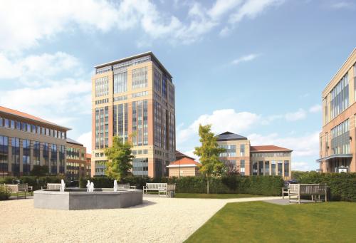 Kantoor te huur aan Schaliënhoevedreef 20C in Mechelen met moderne kantoorgebouwen en gemeenschappelijke buitenruimte met fonteinen en zitplaatsen.