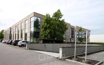 Kantoorruimte te huur op Generaal de Wittelaan 19, Mechelen Noord, met ruime parkeerplaatsen en moderne gevel.
