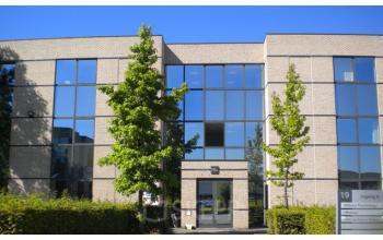 Kantoorruimte te huur gelegen op Generaal de Wittelaan 11a, Mechelen Noord. Moderne gevel met grote ramen en nette entree omringd door groen.