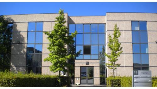 Exterieur van het kantoor te huur aan Generaal de Wittelaan 17 in Mechelen Noord met moderne architectuur en groene omgeving.