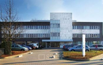 Kantoor te huur op Blarenberglaan 2c in Mechelen Noord, met een moderne gevel en parkeerplaats vooraan.