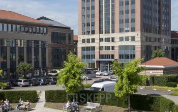 Kantoor te huur op Schaliënhoevedreef 20E, Mechelen Noord, exterieur met torengebouw en gemeenschappelijke buitenruimte.