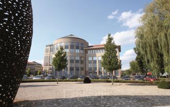 Exterieur van het kantoorpand op Schaliënhoevedreef 20E in Mechelen Noord, met een modern ontwerp en ruime parkeerplaats. Kantoorruimte huren in een professioneel bedrijfsgebouw.