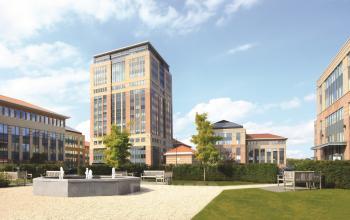 Exterieur kantoorruimte te huur op Schaliënhoevedreef 20E, Mechelen Noord, Mechelen met meerdere moderne gebouwen, groene ruimte en een fontein.