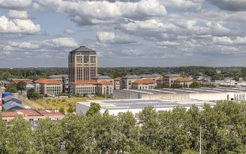 Schaliënhoevedreef 20E in Mechelen Noord: kantoorruimte te huur in een modern kantoorgebouw met uitzicht op een groene omgeving, ideaal gelegen voor zakelijke activiteiten.