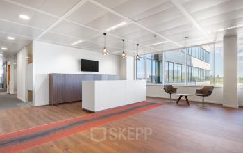 Moderne kantoorruimte te huur in Sint-Agatha-Berchem met grote ramen, houten vloer en een zithoek. Ideaal voor bedrijven die kantoorruimte willen huren op Keizer Karellaan 584.