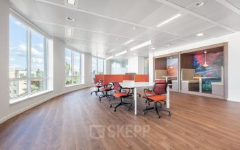 Ruime kantoorruimte te huur op Keizer Karellaan 584, Sint-Agatha-Berchem. Het interieur is modern met grote ramen en in hoogte verstelbare bureaus, ideaal voor wie een lichte werkplek wil huren.