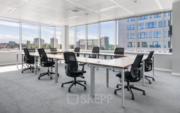 Licht kantoor te huur op de Keizer Karellaan 584 in Sint-Agatha-Berchem, met grote ramen, moderne kantoormeubelen en een ruim uitzicht over de stad.