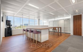 Heldere kantoorruimte te huur op Keizer Karellaan 584 in Sint-Agatha-Berchem, met hoge ramen, houten vloer en moderne meubels. Ideaal voor open werkruimtes en collaboratieve activiteiten.