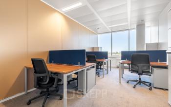 Kantoor te huur op Keizer Karellaan 584 in Sint-Agatha-Berchem met meerdere bureaus en stoelen in een lichte, gemeubileerde ruimte. Ideaal voor wie kantoorruimte wil huren.